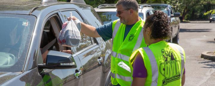 Local 48 Business Manager Garth Bachman and Kennitha Wade, journeyman wireman and executive board member, handed out hot meals and chatted with members they hadn’t seen since before the pandemic during the local’s innovative drive-thru picnic.